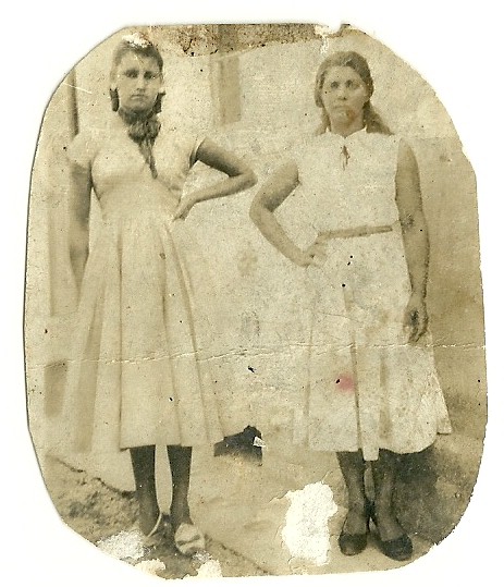 1945 - Dir. para esque. Maria Motta. Olávia Picole Piva - Acervo Olávia Picole Piva - Reprodução da foto Cindy Ane Maffezoli