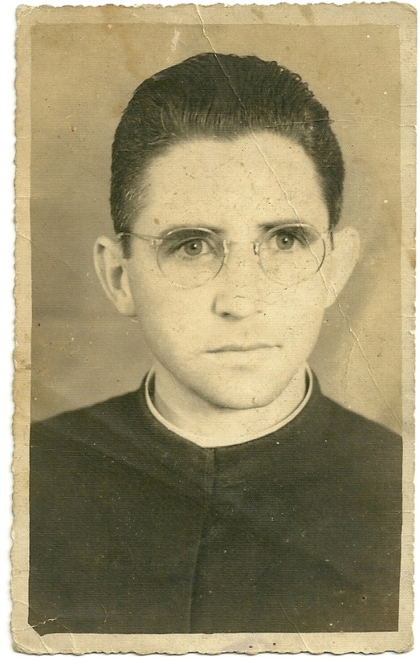 22-12-1954 - Pe. Cláudio J. Piva. Primo de Ovídio Piva, Pai de Ivo Piva - Acervo Olávia Picole Piva - Reprodução da foto Cindy Ane Maffezoli
