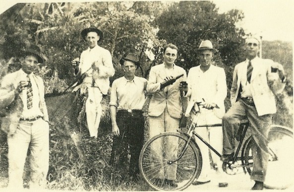 Francisco Demonti em cima do cavalo e amigos ao redor.