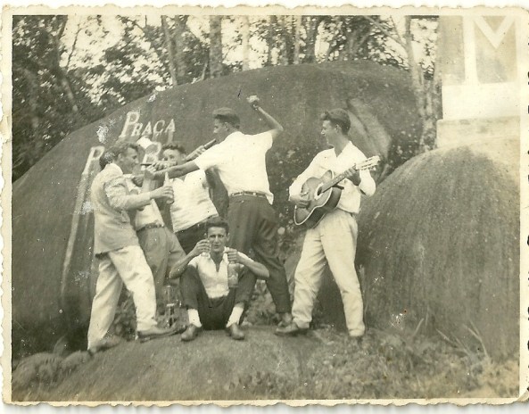 Osmar Sgrott (Pinho), Valdemiro Cipriani, (Atrás) Galdino Feller, sentado Ercilio Darós, Dionisio Cadori, Ciro Cadorin, Pedra Morro da Cruz - 1965