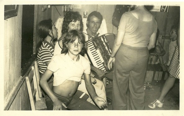 Pinheiral festa 70 anos José Cadori e Linda Cadori - 1978 - Salete Giacomeli Bertoti (Sentada), Frente Valdemar Cadori, Atrás Clarisse Gessele Cadori, Gaiteiro Dionisio Cadori, Costas nina