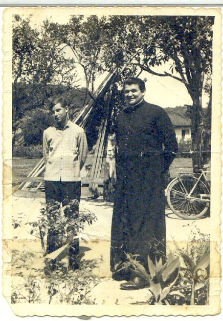ernando Piva e padre José Inácio Piva de fronte a casa da família na Rua Florianópolis