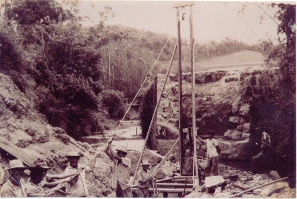 Ponte sendo construída por pedreiros do município.