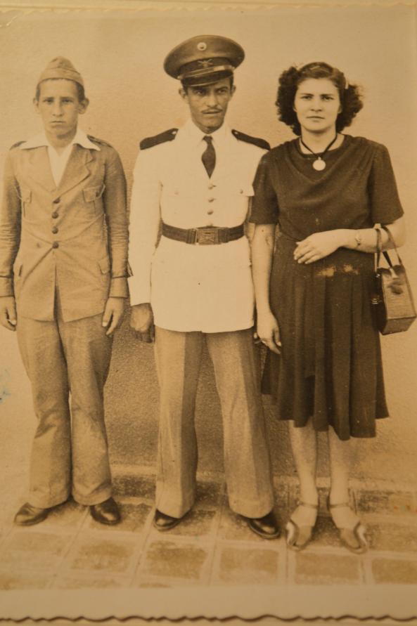 Década de 40. A esquerda soldado Eliseu Cadorin. No centro Sargento Lino Cadorin e a direita sua esposa Otília Cadorin.