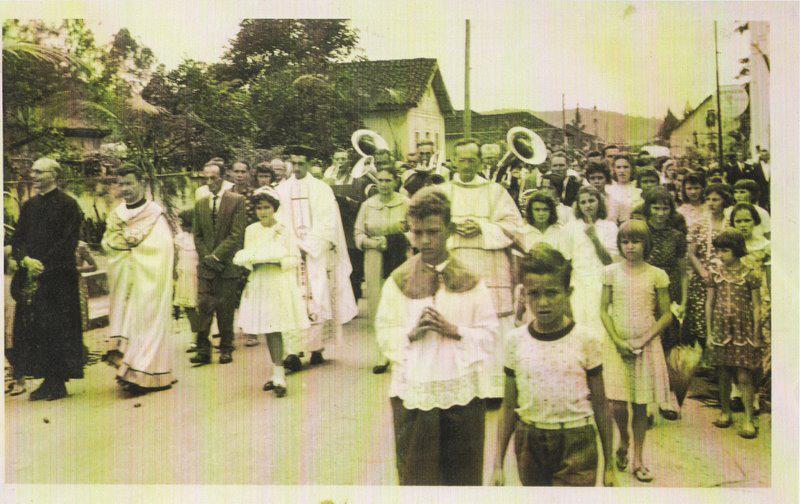 205558_528089960552090_1361141609_n